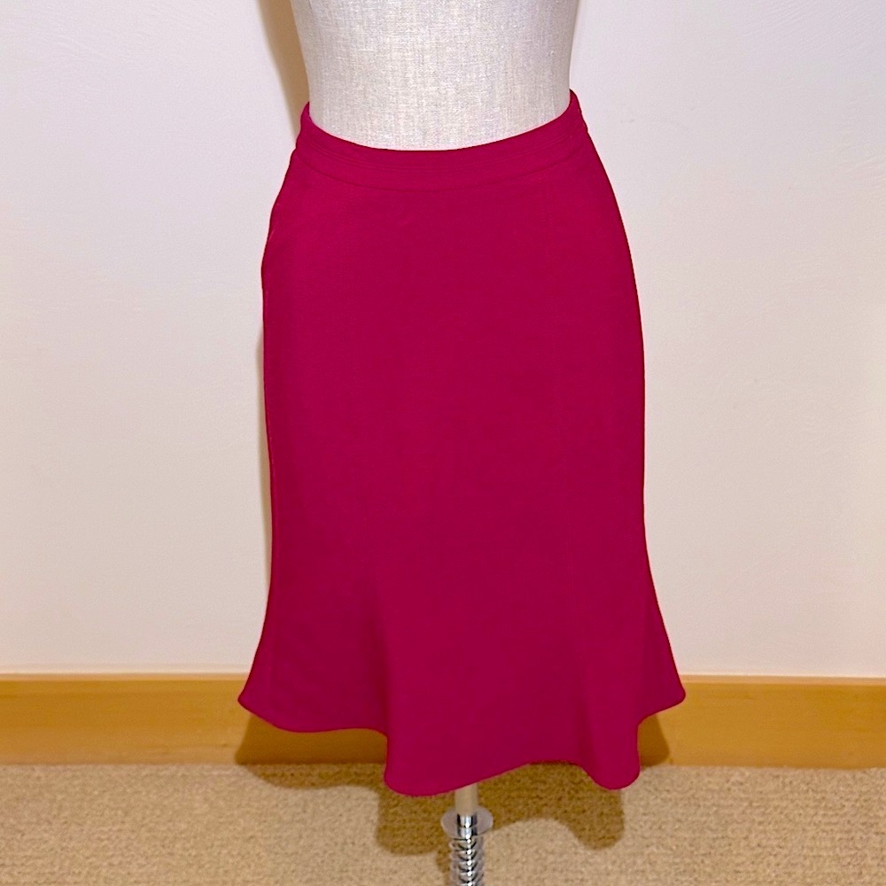 🔥NWT‼️ White House Blk Mkt Elegant “Empress Red” (Cranberry) Tulip Skirt - Sz 0